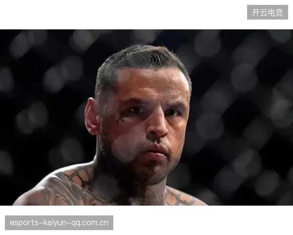 UFC拳手头部伤口裂开，仍坚持战斗：硬核意志的真实写照